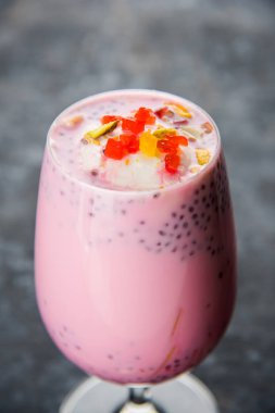 Falooda / Faluda popüler bir Hint tatlı - Çilek ve Mango hangi Dondurma, erişte, tatlı fesleğen tohumu ve fındık, seçici odak aromalı