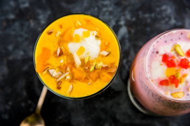 Falooda / Faluda popüler bir Hint tatlı - Çilek ve Mango hangi Dondurma, erişte, tatlı fesleğen tohumu ve fındık, seçici odak aromalı