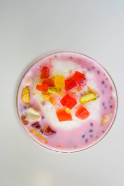 Falooda / Faluda popüler bir Hint tatlı - Çilek ve Mango hangi Dondurma, erişte, tatlı fesleğen tohumu ve fındık, seçici odak aromalı