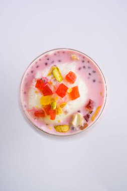 Falooda / Faluda popüler bir Hint tatlı - Çilek ve Mango hangi Dondurma, erişte, tatlı fesleğen tohumu ve fındık, seçici odak aromalı