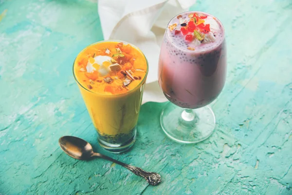 ファルーダ ファルダは人気のインドのデザートです アイスクリーム 甘いバジルの種子とナッツ 選択的な焦点を持っているイチゴとマンゴー風味 — ストック写真