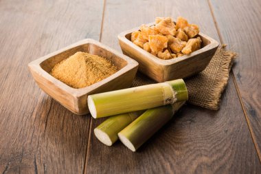 Organik Gur veya Jggery Toz konsantre şeker kamışı suyu elde rafine edilmemiş şekerdir. bir kase de servis edilir. seçici odaklama