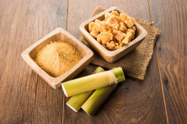 Organik Gur veya Jggery Toz konsantre şeker kamışı suyu elde rafine edilmemiş şekerdir. bir kase de servis edilir. seçici odaklama