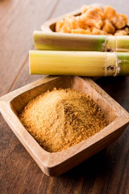 Organik Gur veya Jggery Toz konsantre şeker kamışı suyu elde rafine edilmemiş şekerdir. bir kase de servis edilir. seçici odaklama