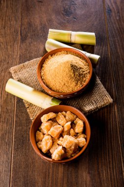 Organik Gur veya Jggery Toz konsantre şeker kamışı suyu elde rafine edilmemiş şekerdir. bir kase de servis edilir. seçici odaklama