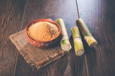 Organik Gur veya Jggery Toz konsantre şeker kamışı suyu elde rafine edilmemiş şekerdir. bir kase de servis edilir. seçici odaklama