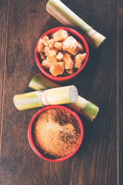 Organik Gur veya Jggery Toz konsantre şeker kamışı suyu elde rafine edilmemiş şekerdir. bir kase de servis edilir. seçici odaklama