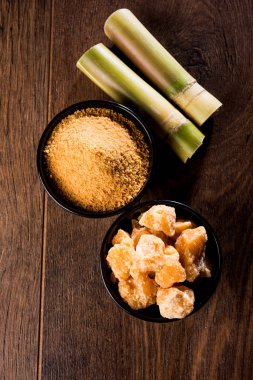 Organik Gur veya Jggery Toz konsantre şeker kamışı suyu elde rafine edilmemiş şekerdir. bir kase de servis edilir. seçici odaklama