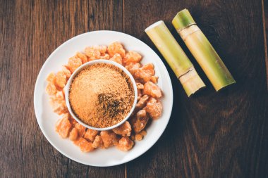 Organik Gur veya Jggery Toz konsantre şeker kamışı suyu elde rafine edilmemiş şekerdir. bir kase de servis edilir. seçici odaklama