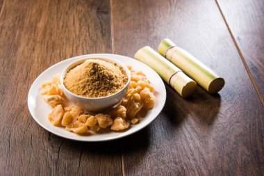 Organik Gur veya Jggery Toz konsantre şeker kamışı suyu elde rafine edilmemiş şekerdir. bir kase de servis edilir. seçici odaklama