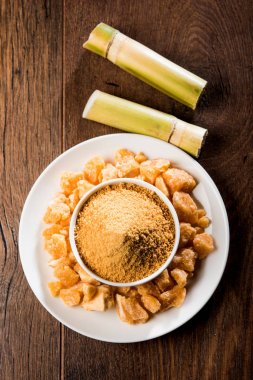 Organik Gur veya Jggery Toz konsantre şeker kamışı suyu elde rafine edilmemiş şekerdir. bir kase de servis edilir. seçici odaklama