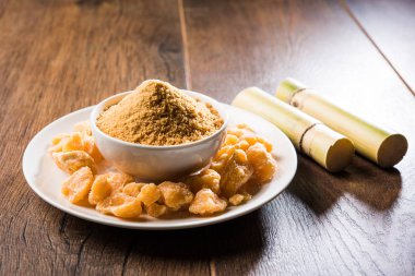 Organik Gur veya Jggery Toz konsantre şeker kamışı suyu elde rafine edilmemiş şekerdir. bir kase de servis edilir. seçici odaklama