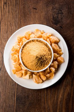 Organik Gur veya Jggery Toz konsantre şeker kamışı suyu elde rafine edilmemiş şekerdir. bir kase de servis edilir. seçici odaklama