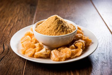 Organik Gur veya Jggery Toz konsantre şeker kamışı suyu elde rafine edilmemiş şekerdir. bir kase de servis edilir. seçici odaklama