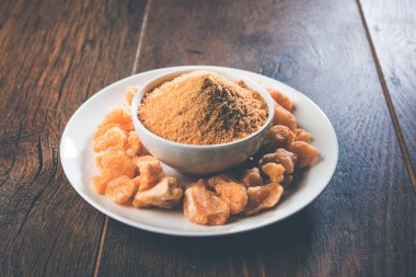 Organik Gur veya Jggery Toz konsantre şeker kamışı suyu elde rafine edilmemiş şekerdir. bir kase de servis edilir. seçici odaklama