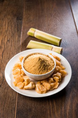 Organik Gur veya Jggery Toz konsantre şeker kamışı suyu elde rafine edilmemiş şekerdir. bir kase de servis edilir. seçici odaklama