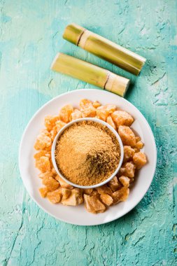 Organik Gur veya Jggery Toz konsantre şeker kamışı suyu elde rafine edilmemiş şekerdir. bir kase de servis edilir. seçici odaklama