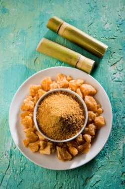 Organik Gur veya Jggery Toz konsantre şeker kamışı suyu elde rafine edilmemiş şekerdir. bir kase de servis edilir. seçici odaklama