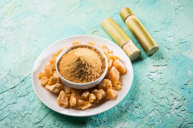 Organik Gur veya Jggery Toz konsantre şeker kamışı suyu elde rafine edilmemiş şekerdir. bir kase de servis edilir. seçici odaklama