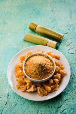 Organik Gur veya Jggery Toz konsantre şeker kamışı suyu elde rafine edilmemiş şekerdir. bir kase de servis edilir. seçici odaklama