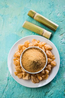 Organik Gur veya Jggery Toz konsantre şeker kamışı suyu elde rafine edilmemiş şekerdir. bir kase de servis edilir. seçici odaklama