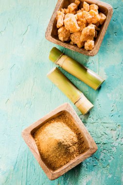 Organik Gur veya Jggery Toz konsantre şeker kamışı suyu elde rafine edilmemiş şekerdir. bir kase de servis edilir. seçici odaklama