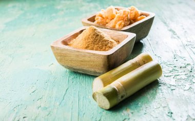 Organik Gur veya Jggery Toz konsantre şeker kamışı suyu elde rafine edilmemiş şekerdir. bir kase de servis edilir. seçici odaklama