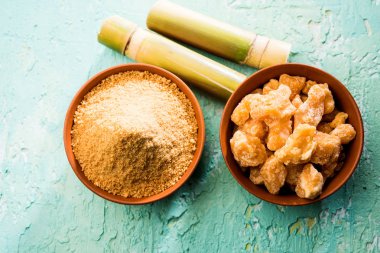 Organik Gur veya Jggery Toz konsantre şeker kamışı suyu elde rafine edilmemiş şekerdir. bir kase de servis edilir. seçici odaklama