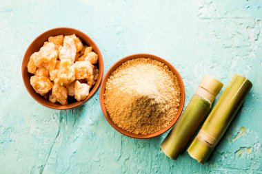 Organik Gur veya Jggery Toz konsantre şeker kamışı suyu elde rafine edilmemiş şekerdir. bir kase de servis edilir. seçici odaklama