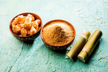 Organik Gur veya Jggery Toz konsantre şeker kamışı suyu elde rafine edilmemiş şekerdir. bir kase de servis edilir. seçici odaklama