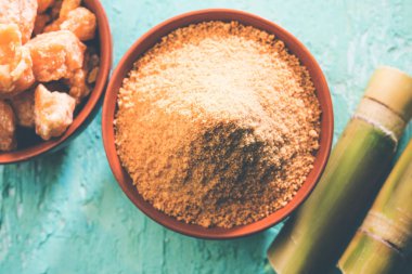 Organik Gur veya Jggery Toz konsantre şeker kamışı suyu elde rafine edilmemiş şekerdir. bir kase de servis edilir. seçici odaklama