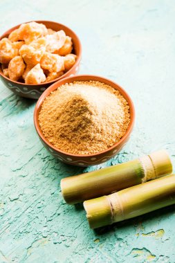 Organik Gur veya Jggery Toz konsantre şeker kamışı suyu elde rafine edilmemiş şekerdir. bir kase de servis edilir. seçici odaklama