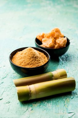 Organik Gur veya Jggery Toz konsantre şeker kamışı suyu elde rafine edilmemiş şekerdir. bir kase de servis edilir. seçici odaklama