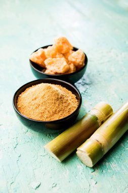 Organik Gur veya Jggery Toz konsantre şeker kamışı suyu elde rafine edilmemiş şekerdir. bir kase de servis edilir. seçici odaklama