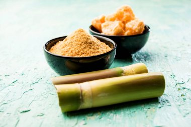 Organik Gur veya Jggery Toz konsantre şeker kamışı suyu elde rafine edilmemiş şekerdir. bir kase de servis edilir. seçici odaklama