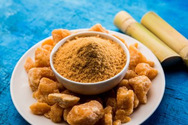 Organik Gur veya Jggery Toz konsantre şeker kamışı suyu elde rafine edilmemiş şekerdir. bir kase de servis edilir. seçici odaklama