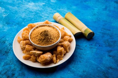 Organik Gur veya Jggery Toz konsantre şeker kamışı suyu elde rafine edilmemiş şekerdir. bir kase de servis edilir. seçici odaklama