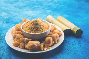 Organik Gur veya Jggery Toz konsantre şeker kamışı suyu elde rafine edilmemiş şekerdir. bir kase de servis edilir. seçici odaklama