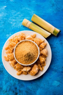 Organik Gur veya Jggery Toz konsantre şeker kamışı suyu elde rafine edilmemiş şekerdir. bir kase de servis edilir. seçici odaklama