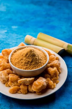 Organik Gur veya Jggery Toz konsantre şeker kamışı suyu elde rafine edilmemiş şekerdir. bir kase de servis edilir. seçici odaklama