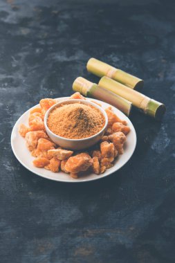 Organik Gur veya Jggery Toz konsantre şeker kamışı suyu elde rafine edilmemiş şekerdir. bir kase de servis edilir. seçici odaklama