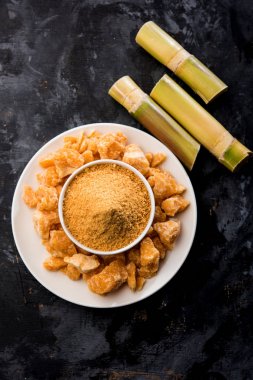 Organik Gur veya Jggery Toz konsantre şeker kamışı suyu elde rafine edilmemiş şekerdir. bir kase de servis edilir. seçici odaklama