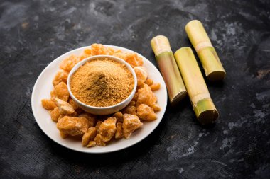 Organik Gur veya Jggery Toz konsantre şeker kamışı suyu elde rafine edilmemiş şekerdir. bir kase de servis edilir. seçici odaklama