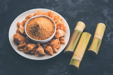 Organik Gur veya Jggery Toz konsantre şeker kamışı suyu elde rafine edilmemiş şekerdir. bir kase de servis edilir. seçici odaklama