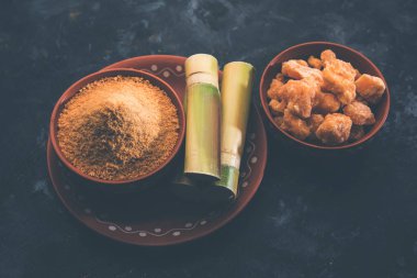 Organik Gur veya Jggery Toz konsantre şeker kamışı suyu elde rafine edilmemiş şekerdir. bir kase de servis edilir. seçici odaklama