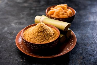 Organik Gur veya Jggery Toz konsantre şeker kamışı suyu elde rafine edilmemiş şekerdir. bir kase de servis edilir. seçici odaklama