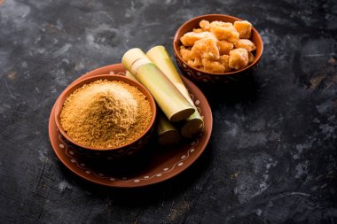 Organik Gur veya Jggery Toz konsantre şeker kamışı suyu elde rafine edilmemiş şekerdir. bir kase de servis edilir. seçici odaklama