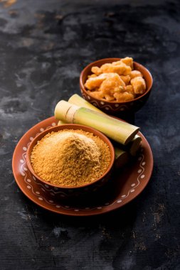 Organik Gur veya Jggery Toz konsantre şeker kamışı suyu elde rafine edilmemiş şekerdir. bir kase de servis edilir. seçici odaklama