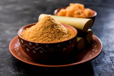 Organik Gur veya Jggery Toz konsantre şeker kamışı suyu elde rafine edilmemiş şekerdir. bir kase de servis edilir. seçici odaklama