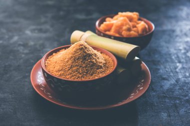 Organik Gur veya Jggery Toz konsantre şeker kamışı suyu elde rafine edilmemiş şekerdir. bir kase de servis edilir. seçici odaklama